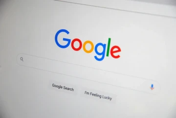 Google-Startseite mit leerem Suchfeld auf einem Bildschirm