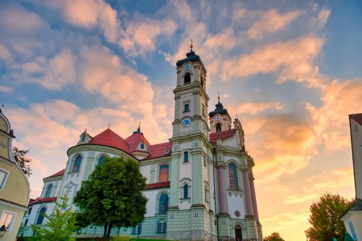 Basilika Ottobeuren mit ihren zwei Türmen im Abendlicht
